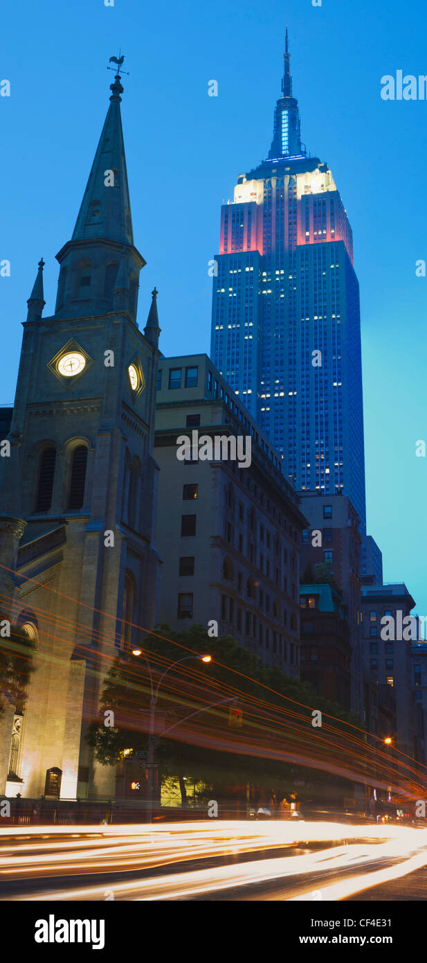 Empire State Building et Collegiate Reformed Church on Fifth Avenue, New York New York United States of America Banque D'Images