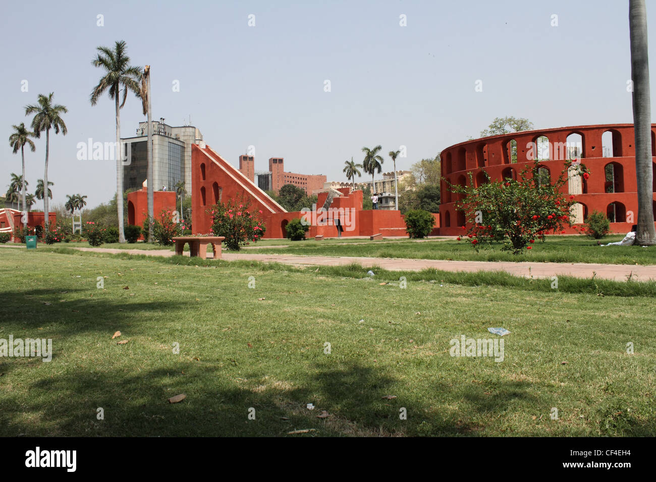Jantar Mantar Delhi. se compose de 13 instruments d'astronomie d'architecture Banque D'Images