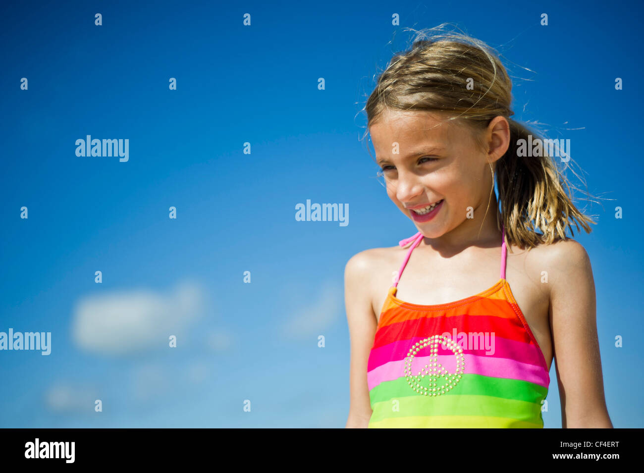 Une jeune fille regarde vers le bas alors qu'il se tenait devant un ciel  nuageux ciel bleu Photo Stock - Alamy
