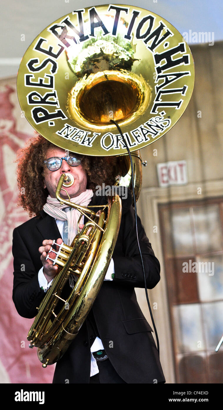 Tao Seeger Brass Band avec Cyrille Neville jouant à l'édition 2011 du festival vaudou à New Orleans, LA. Banque D'Images