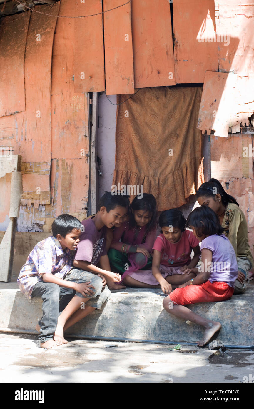 Groupe d'enfants jouant dans Annawadi, Mumbai Banque D'Images