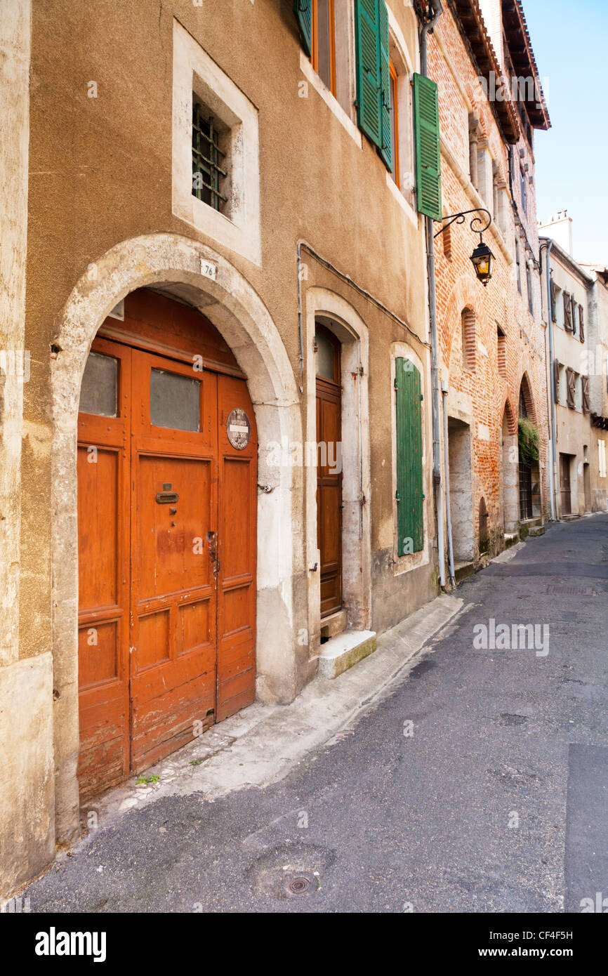 Vieilles portes dans une rue de la vieille ville de Cahors, Midi-Pyrenees, France. Banque D'Images