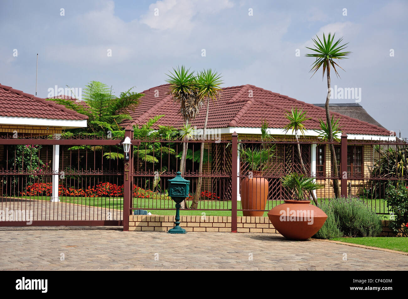 Maison typique avec barrière de sécurité, Nigel, la Province de Gauteng, Afrique du Sud Banque D'Images