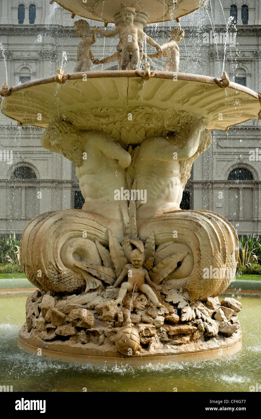 Fontaine de style classique dans le parc du Palais royal des expositions, Melbourne, Victoria, Australie. Banque D'Images