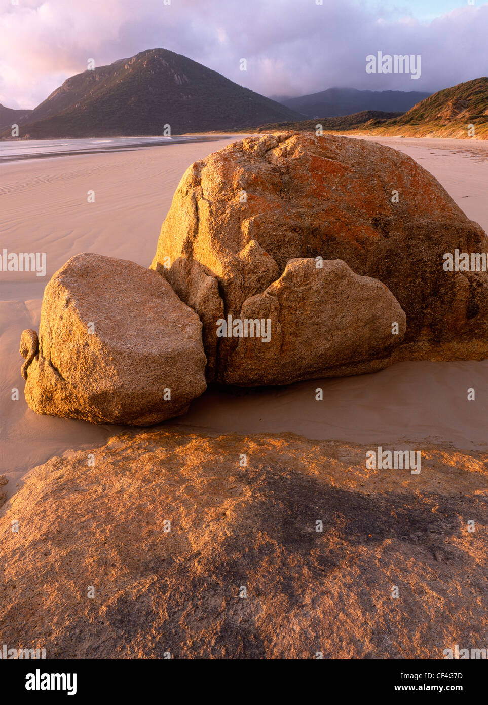 Coucher du soleil sur la plage et les rochers de la Baie d'Oberon, Wilsons Promontory National Park, Victoria, Australie Banque D'Images