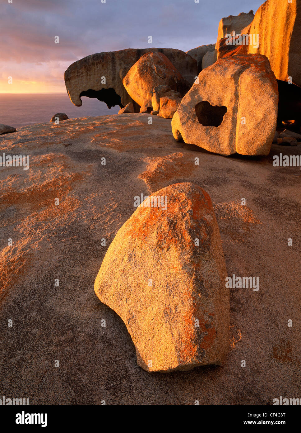 Lever du soleil sur les rochers de granit à Remarkable Rocks dans Flinders Chase National Park, Australie du Sud, Australie. Banque D'Images