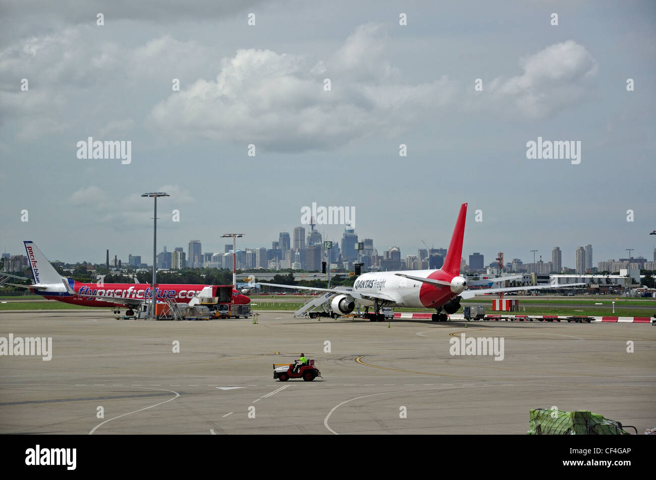 Voir d'aéronefs avec ville derrière vous, l'aéroport de Sydney Kingsford Smith, Mascot, Sydney, New South Wales, Australia Banque D'Images