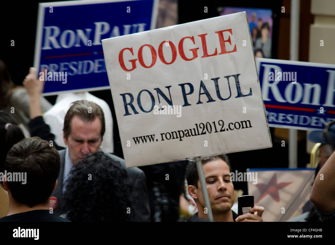 Rick Williams, Californie GOP sénat candidat avec Ron Paul partisans au niveau de l'État 2/25/2012 convention GOP Banque D'Images