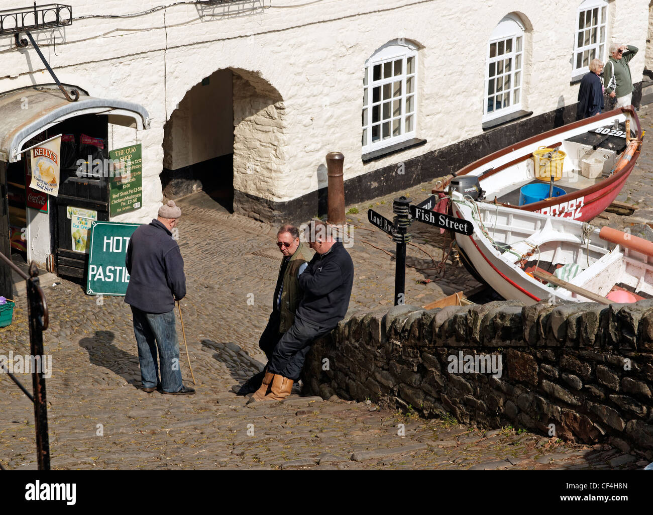 Les sections locales en conversation au pied d'étapes dans la célèbre, historique, village de pêcheurs dans le Nord du Devon Clovelly. Banque D'Images