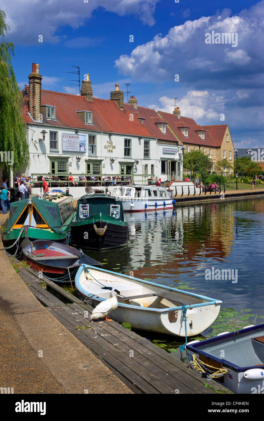 Bateaux amarrés le long de la faucheuse Inn sur la rivière Great Ouse à Ely. Banque D'Images