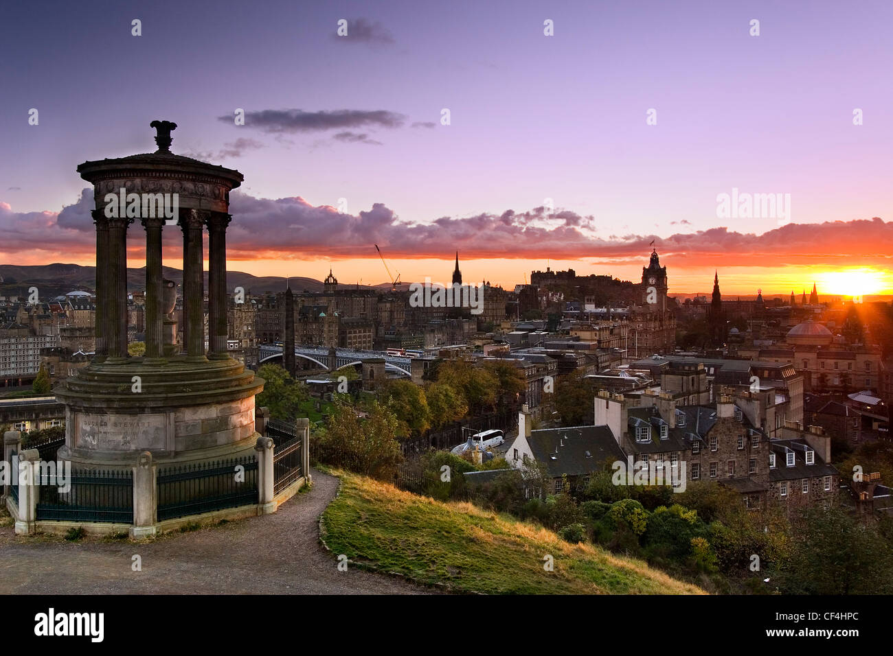 Coucher de soleil sur Edinburgh de Calton Hill. L'acropole est en fait un monument inachevé lancé initialement en 1816, un an après Banque D'Images