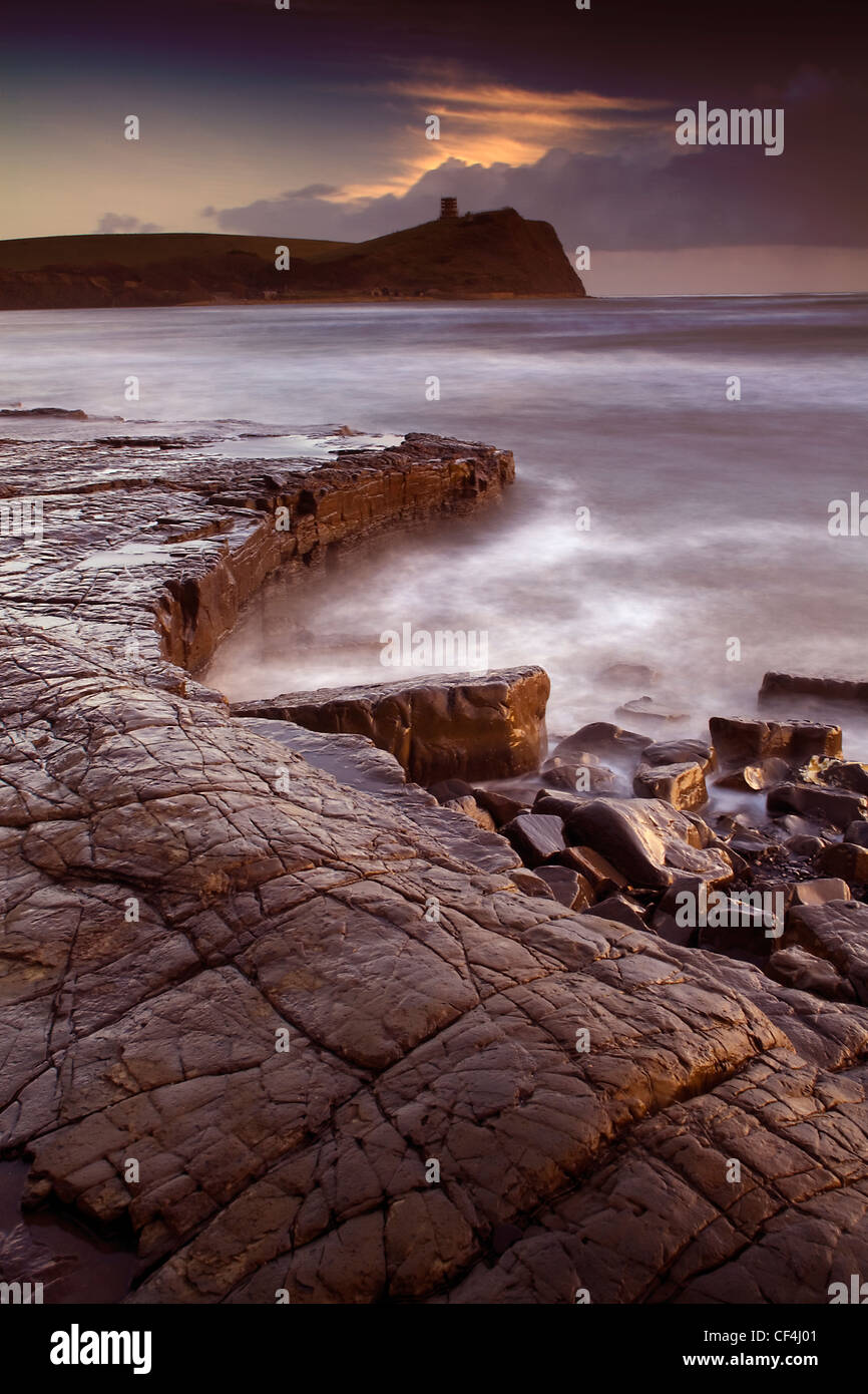 La dernière lumière de la baie de Kimmeridge dans le Dorset. Dans la distance est Clavel tour et en 2006 le monument Trust a commencé le travail de mov Banque D'Images