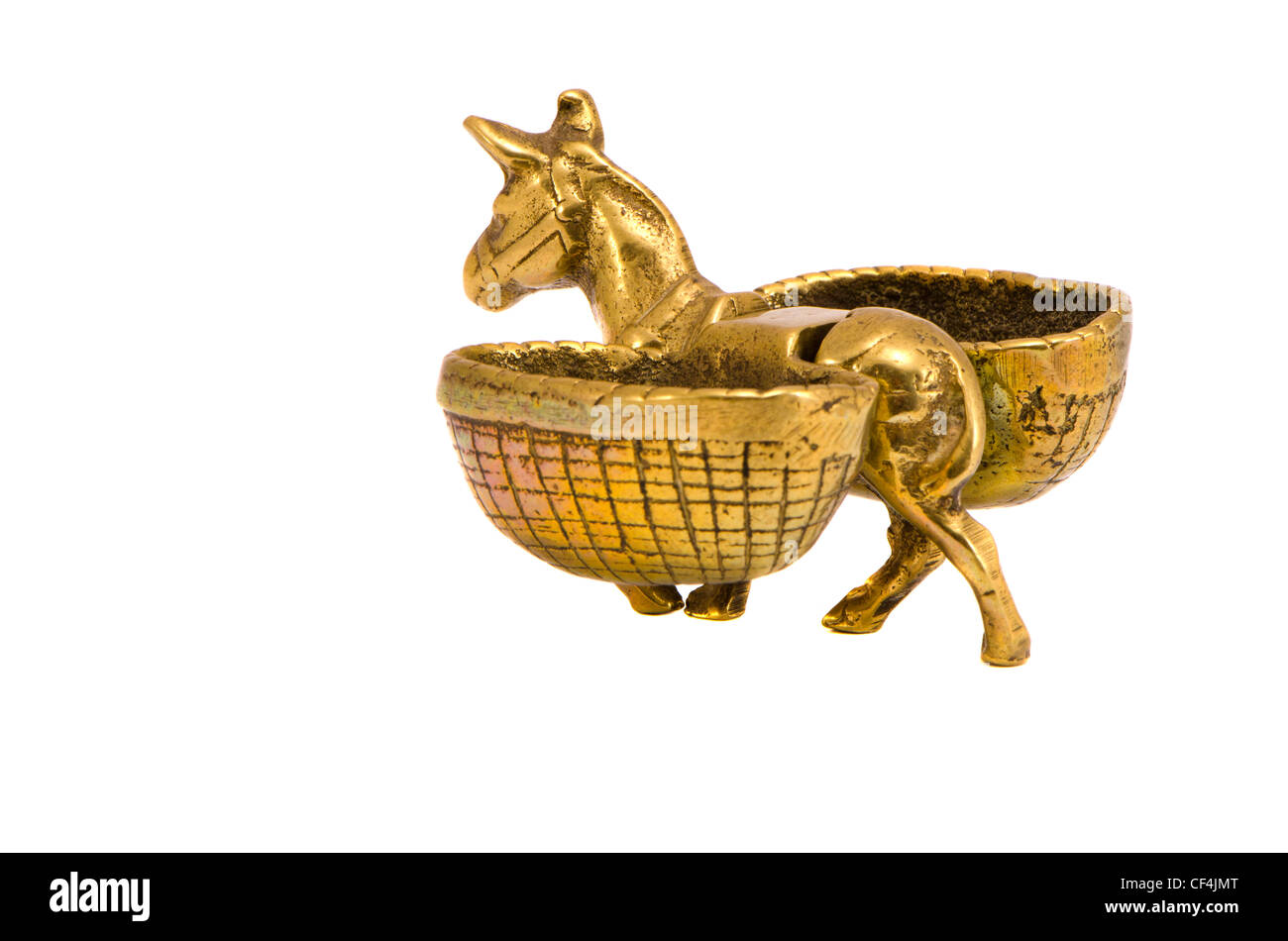 Isolé sur blanc burro en laiton avec des paniers souvenir Banque D'Images