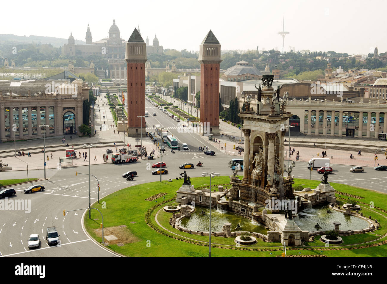 La Plaça de Espanya, montrant Fira de Barcelona's Tours Vénitiennes, avec le Palais national à l'arrière-plan, Barcelone, Espagne Banque D'Images