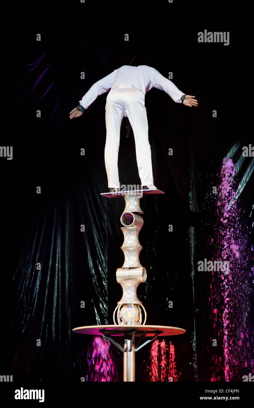 Moscou - le 22 février : l'équilibriste de cirque en soldes habilement fontaines dansantes AKVAMARIN le 22 février 2010 à Moscou. Banque D'Images