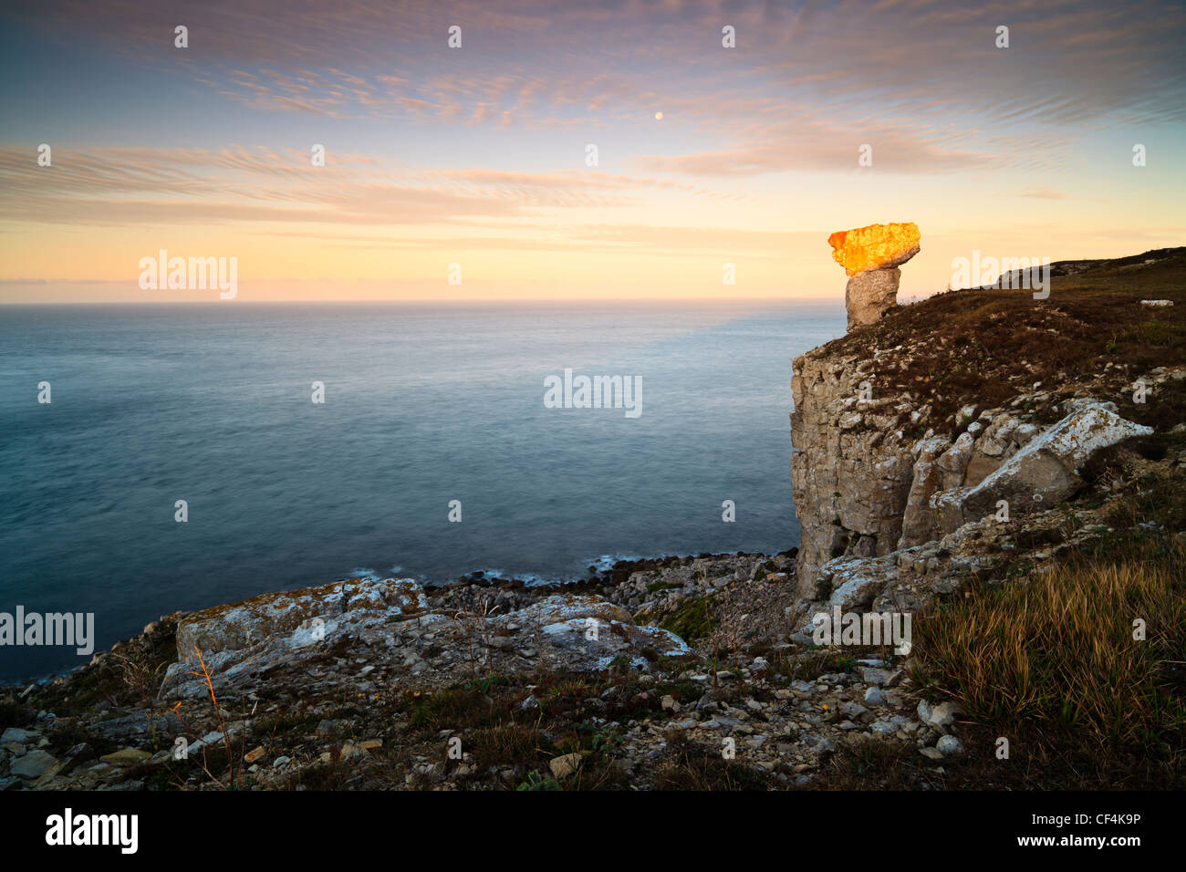 Monolithe en pierre de calcaire sur la falaise à St Alban's Head (Tête) Aldhelms St sur la côte jurassique du Dorset. Banque D'Images