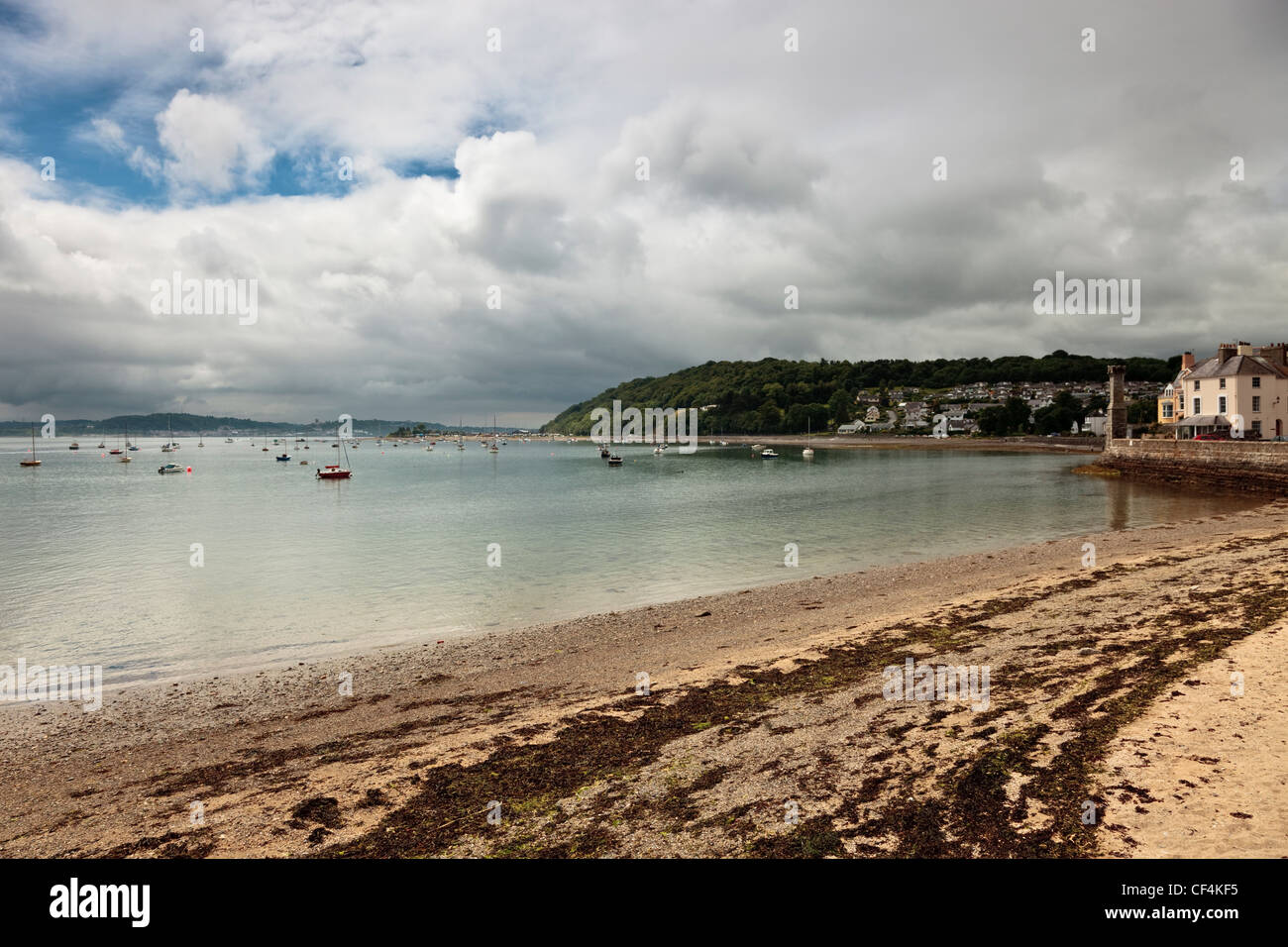 La plage, dans la petite station balnéaire de Beaumaris sur le détroit de Menai à Anglesey. Banque D'Images