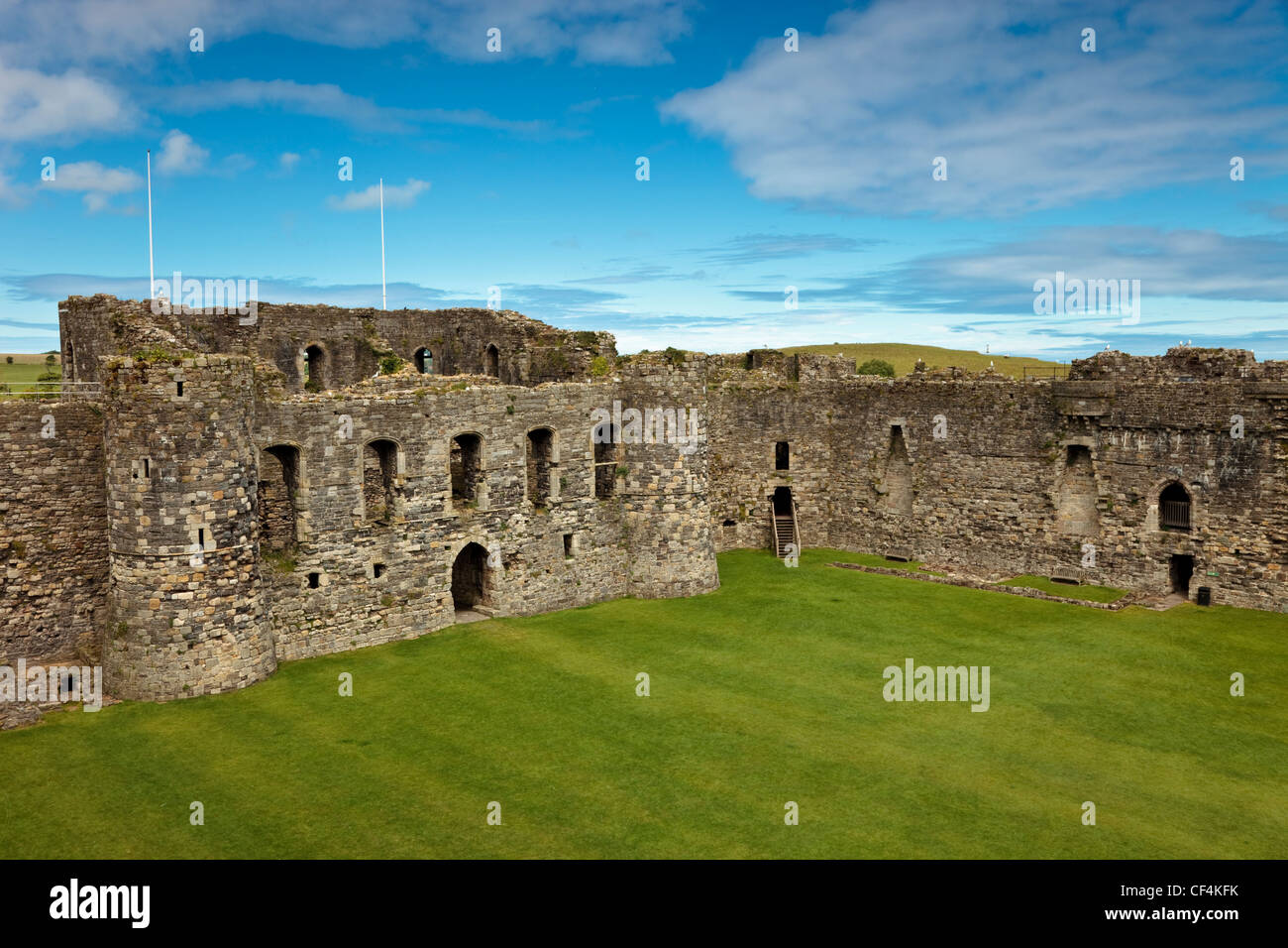 L'intérieur du quartier Château de Beaumaris, le dernier et le plus grand des châteaux d'être construit par le roi Édouard I au Pays de Galles. Construction de t Banque D'Images