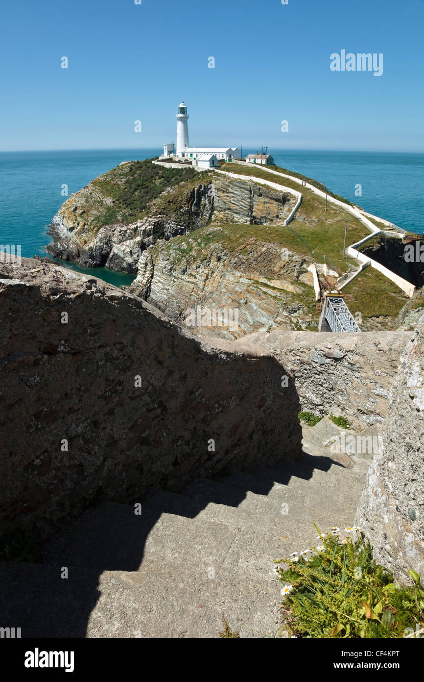 Marches de pierre vers le bas pour le pont suspendu qui relie phare de South Stack au continent de l'île d'Anglesey. Banque D'Images