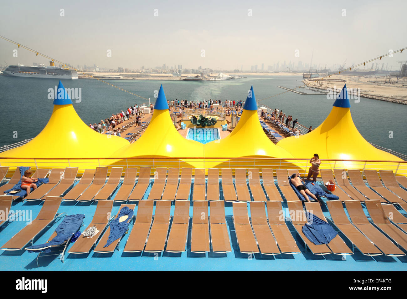 Vue générale sur le pont du navire avec marbre bleu, piscine et transats Banque D'Images