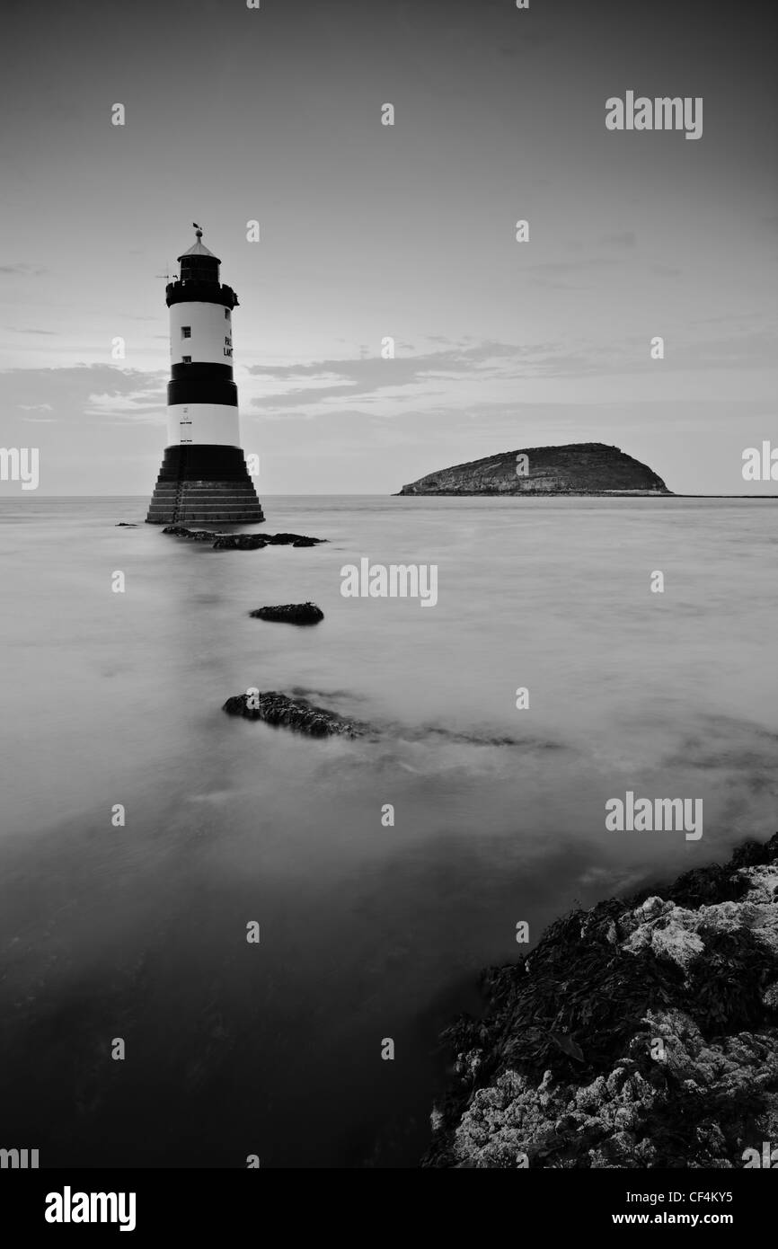 Penmon phare et l'île de macareux à Penmon Point sur l'île d'Anglesey. Banque D'Images