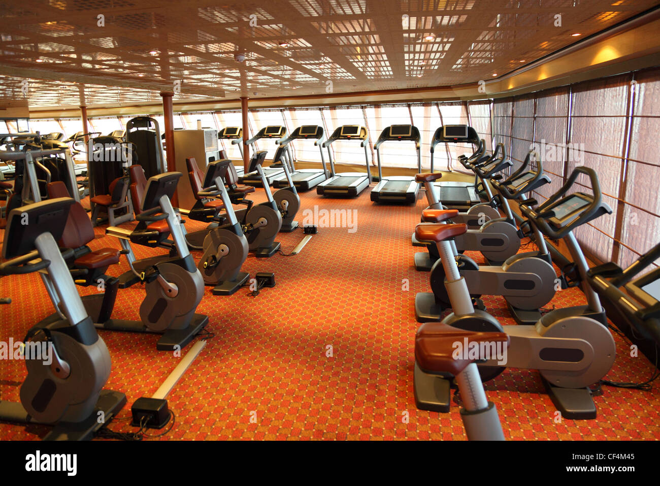 Grand hall de sport avec tapis et vélo d'exercice en navire de croisière Vue générale Banque D'Images