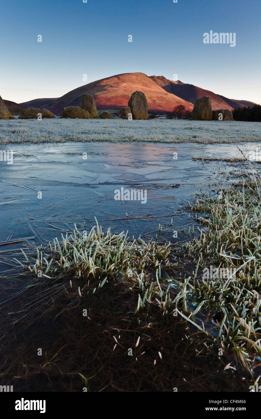 L'herbe congelé dans un pool dans le cercle de pierres de Castlerigg dans le Lake District. Banque D'Images
