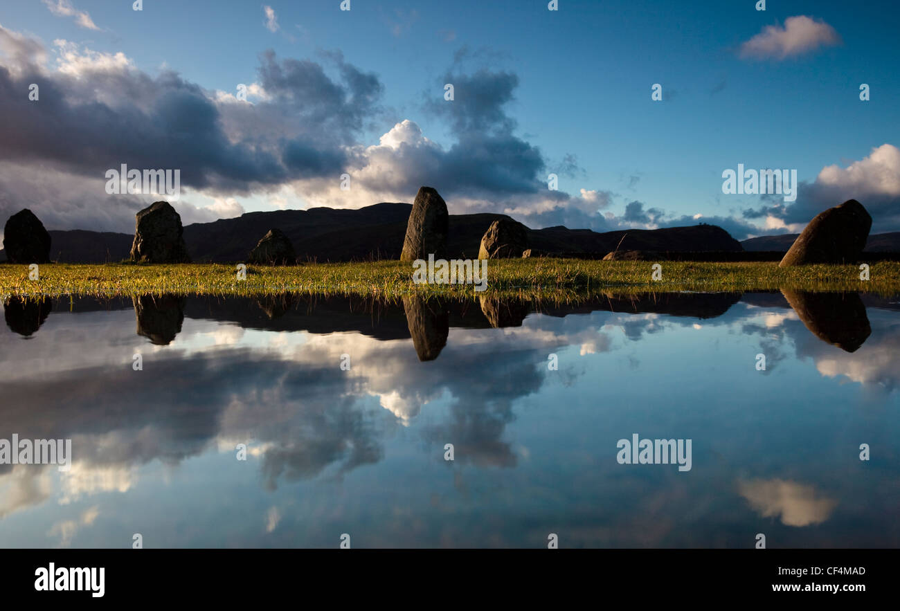 Le cercle de pierres de Castlerigg, l'un des plus impressionnants monuments préhistoriques visuellement en Grande-Bretagne, qui se reflète dans un bassin d'eau. Banque D'Images