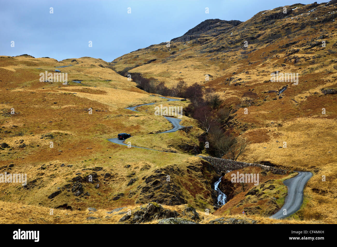 L'Hardknott pass, une des routes les plus en Angleterre avec un gradient de 1 à 3 (33  %). Banque D'Images