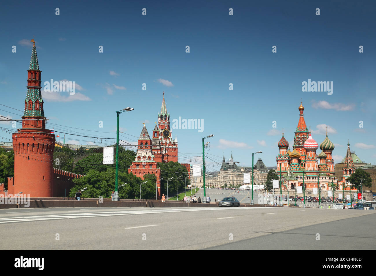 Vue sur la cathédrale de Saint Basil et du Kremlin à Moscou, Russie journée d'été Banque D'Images