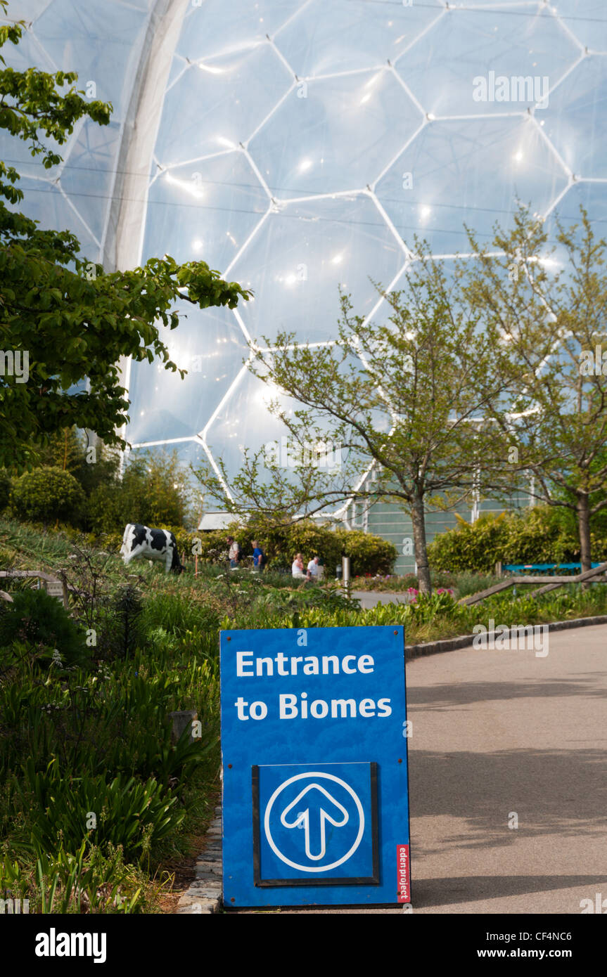 Panneau Entrée de biomes à Eden Centre avec l'un des biomes végétaux dans l'arrière-plan. Banque D'Images