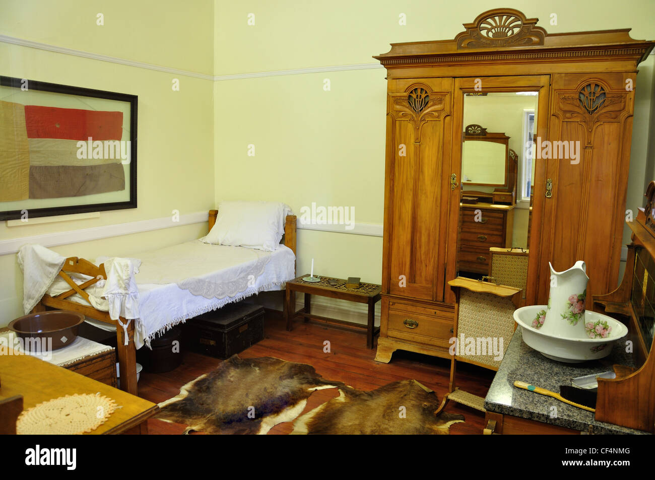 Intérieur d'une chambre d'une période de l'exploitation minière house, Gold Reef City Theme Park, Johannesburg, la Province de Gauteng, Afrique du Sud Banque D'Images
