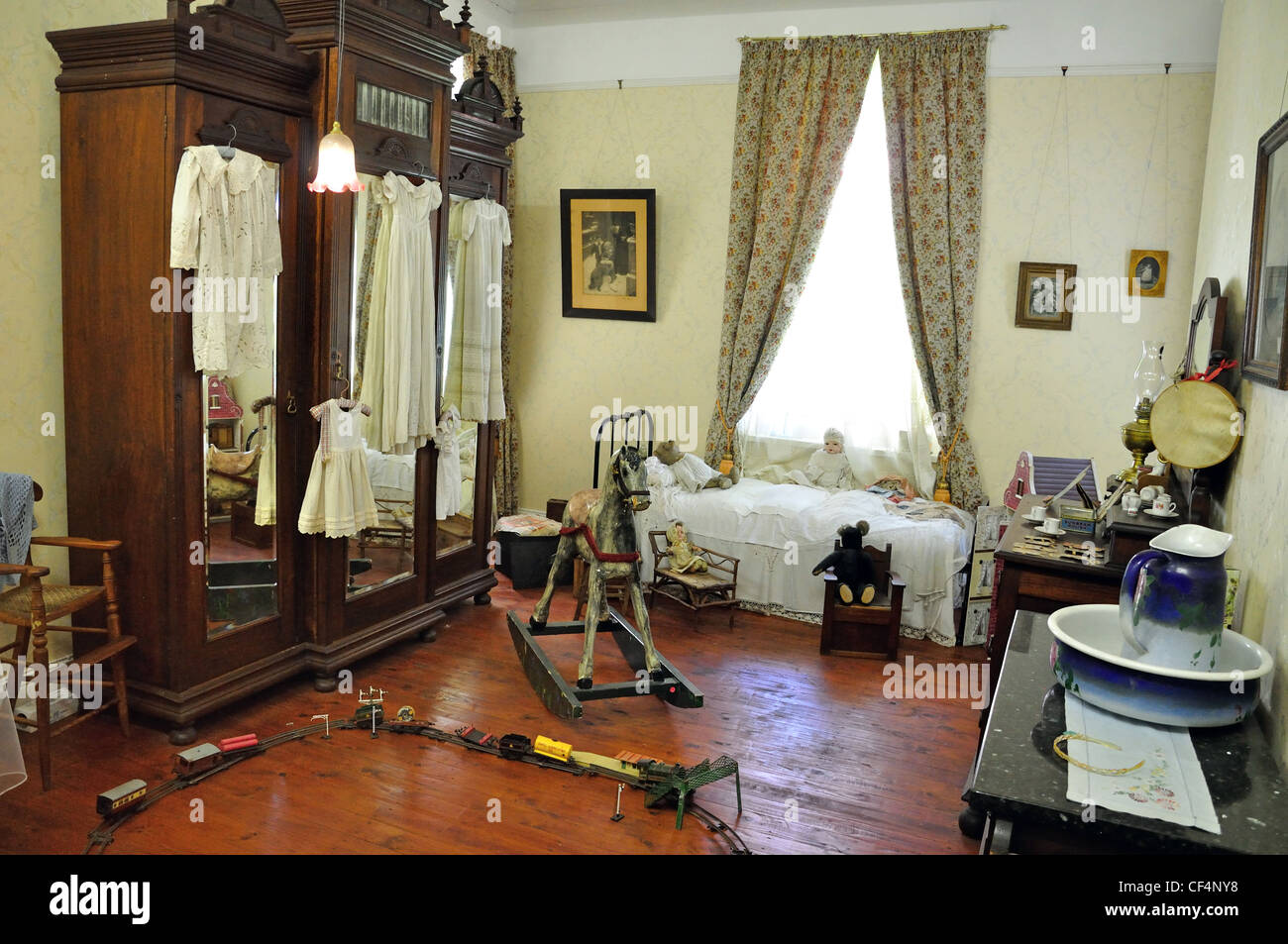 Intérieur d'une chambre d'enfants de l'exploitation minière période house, Gold Reef City Theme Park, Johannesburg, la Province de Gauteng, Afrique du Sud Banque D'Images