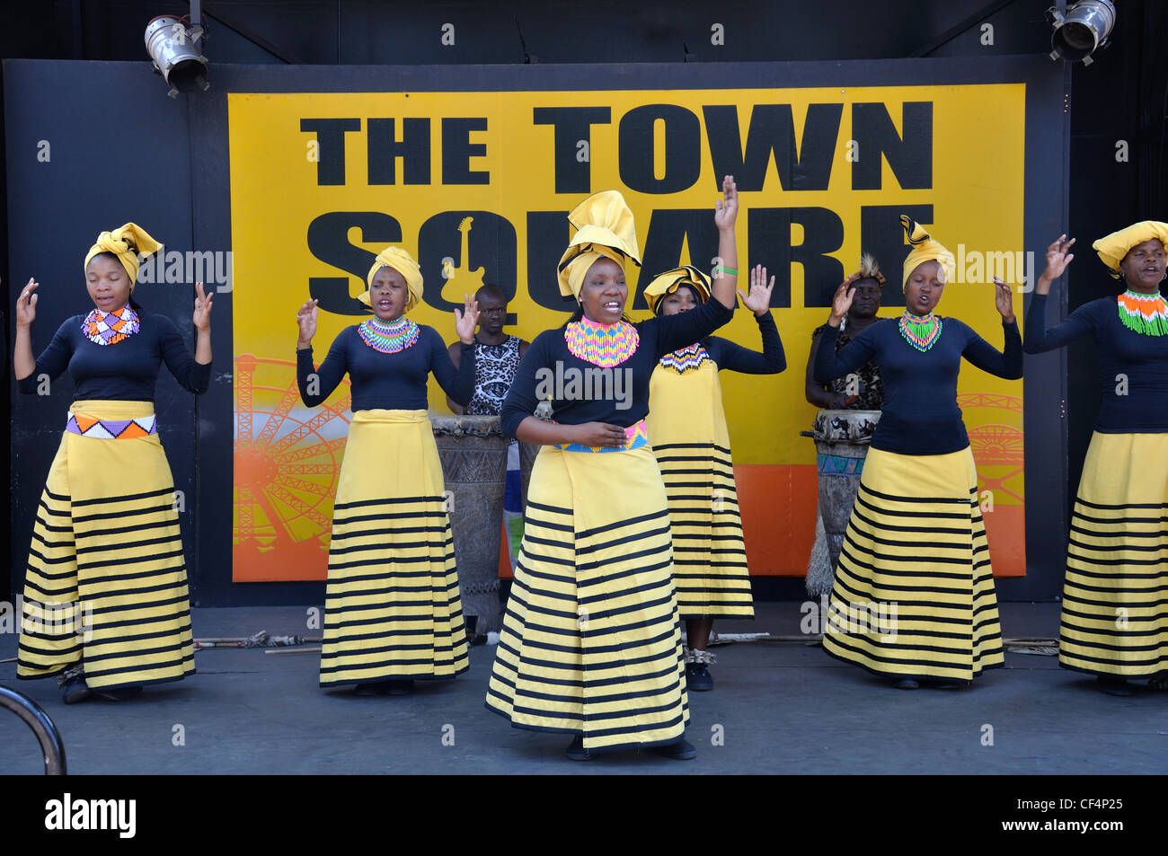 Troupe de danse africaine dans la ville de Gold Reef City Theme Park, Johannesburg, la Province de Gauteng, Afrique du Sud Banque D'Images