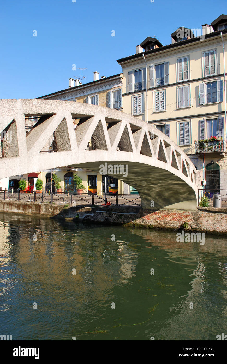 Pont et maisons sur le Naviglio Grande, célèbre canal de Milan, Italie Banque D'Images