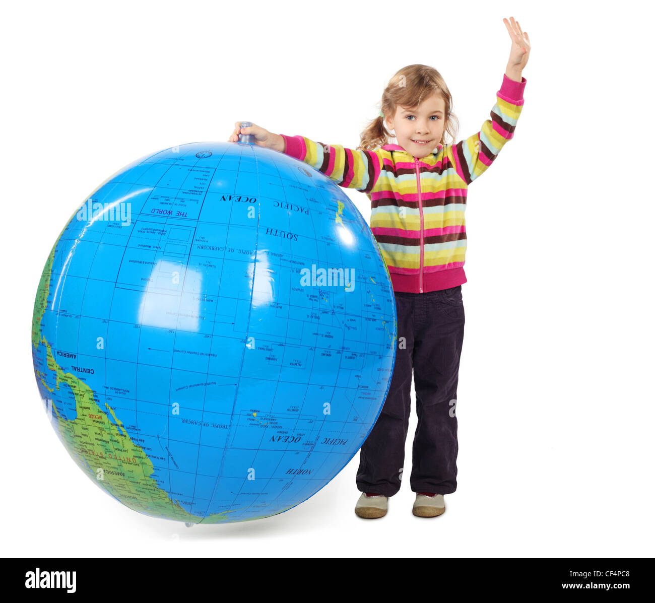 Petite fille debout et tenant grand globe gonflable, mettre autre part, isolated on white Banque D'Images