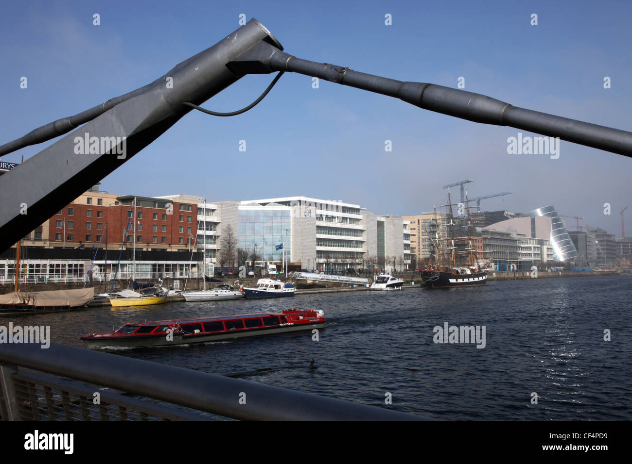 Mur nord, de docks de Dublin Le Millennium Bridge sur la rivière Liffey. Banque D'Images