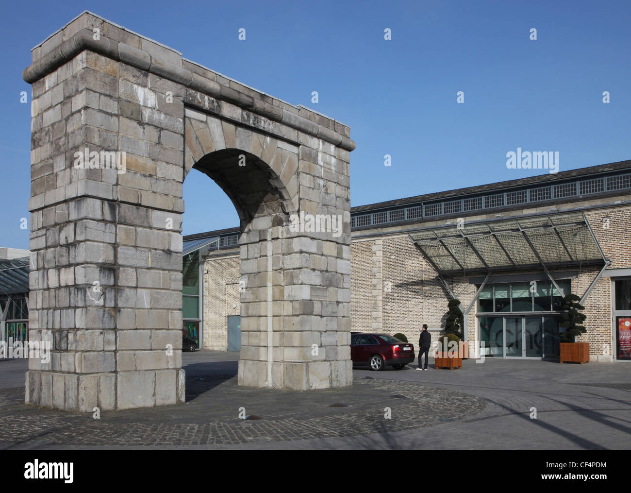 La chq bâtiment par une arche de style géorgien, mur nord, docks, à Dublin. Banque D'Images