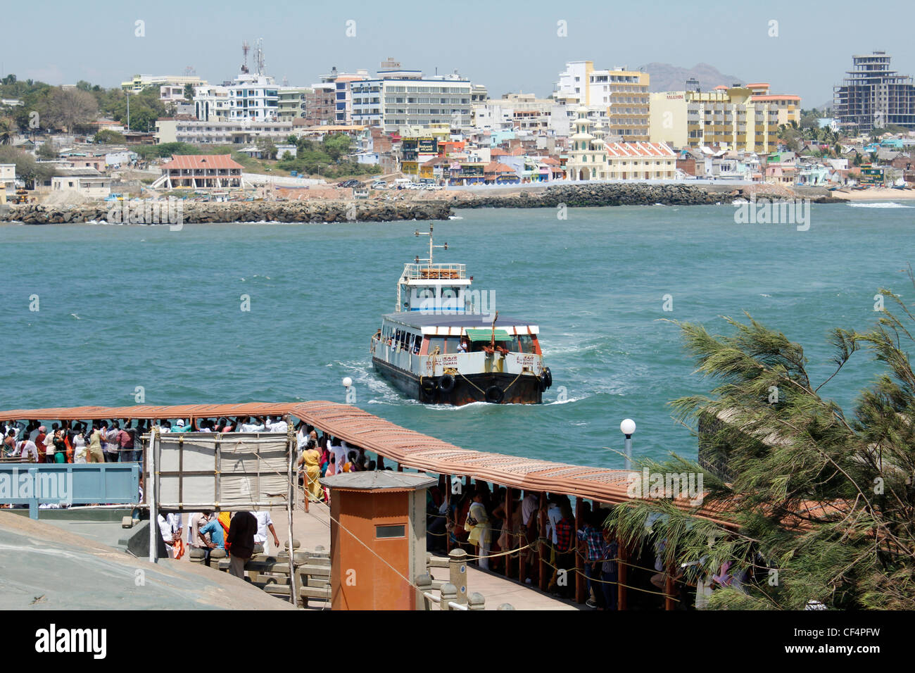 Visiteurs en ferry depuis le continent kanyakumari au vivekananda rock Banque D'Images