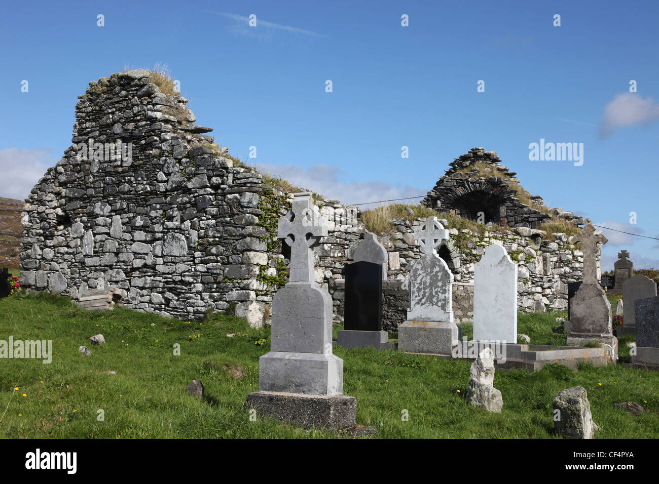 Cimetière de Lough Derg, nommé d'après Naomh Caitairin, un des premiers chrétiens saint qui a fondé un couvent à proximité sur le Beara Peninsu Banque D'Images
