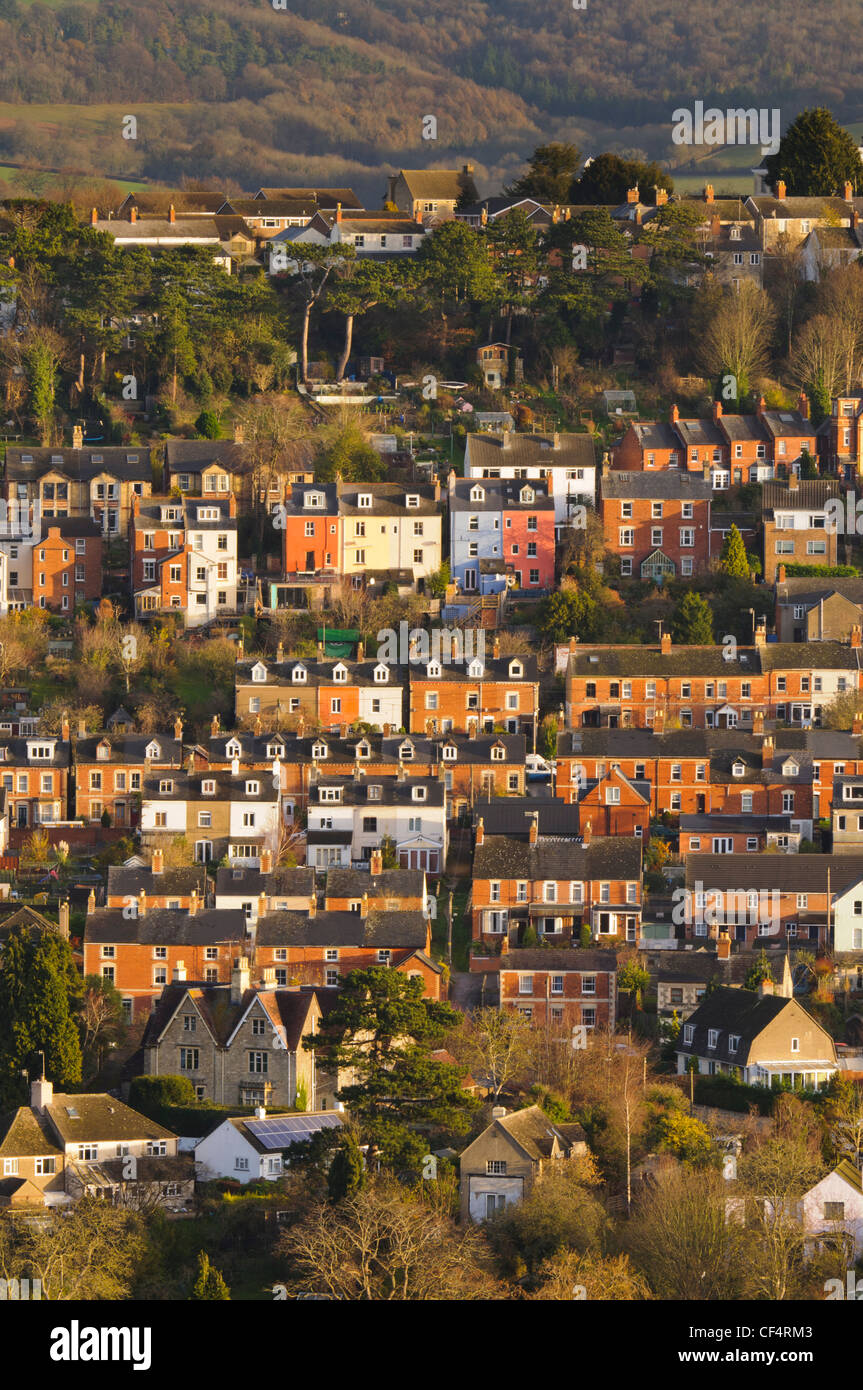 Rangées de maisons sur la colline, dans la ville de marché de Cotswold Stroud, Gloucestershire, Royaume-Uni Banque D'Images