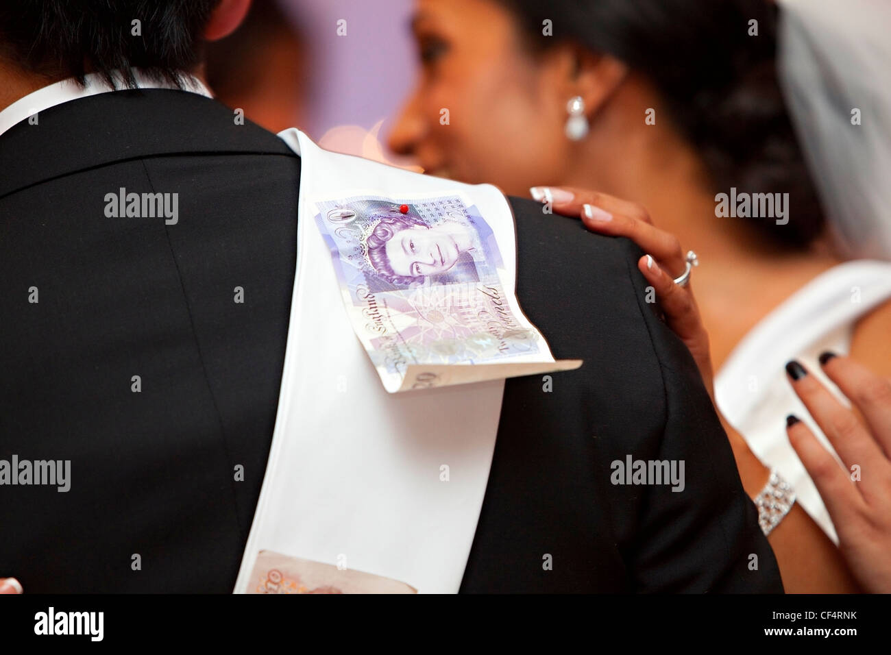 Jeunes mariés dansant sur leur mariage. Banque D'Images