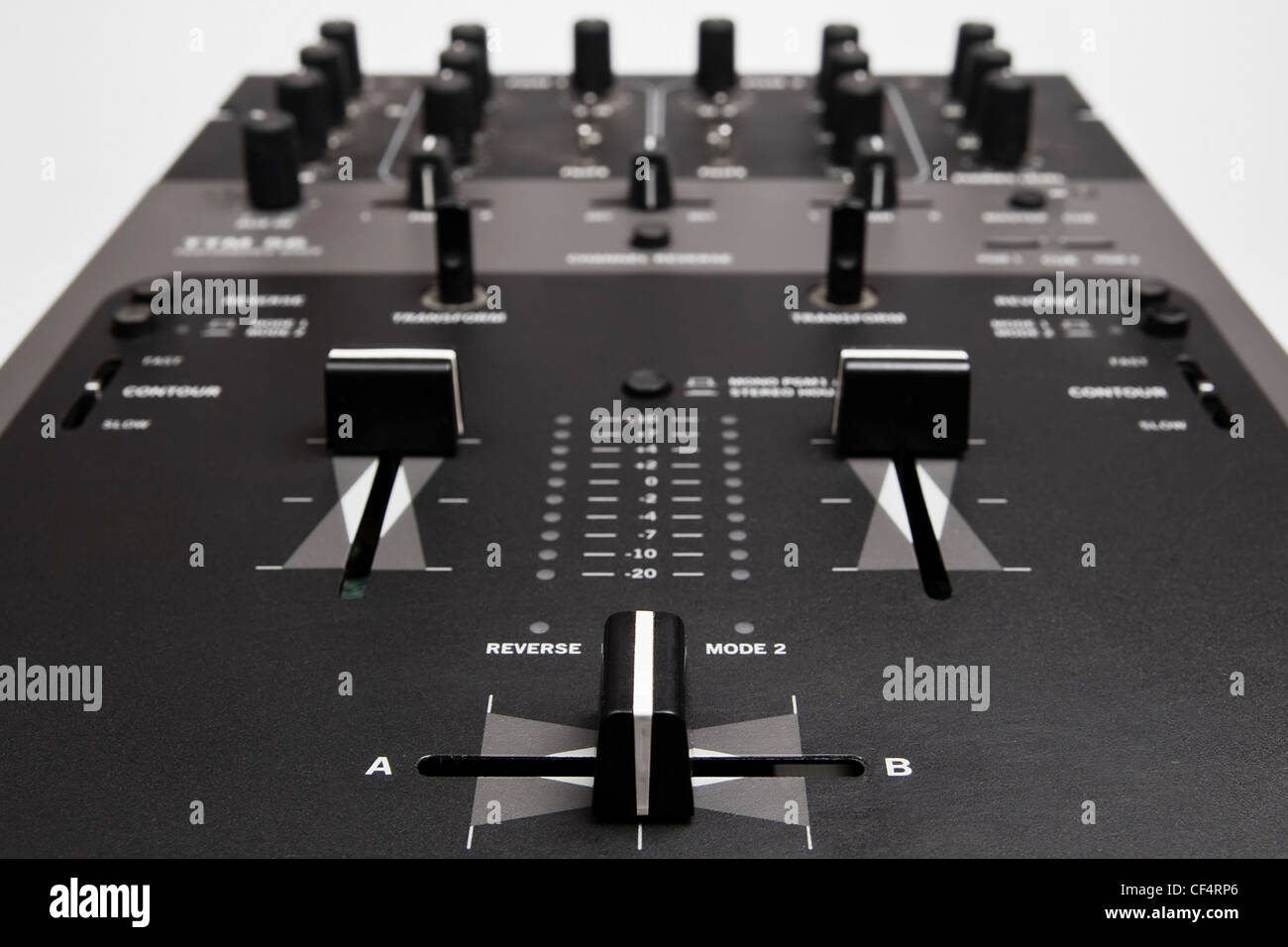 L'équipement de contrôle de la voix et du son pour disc jockey professionnel Banque D'Images