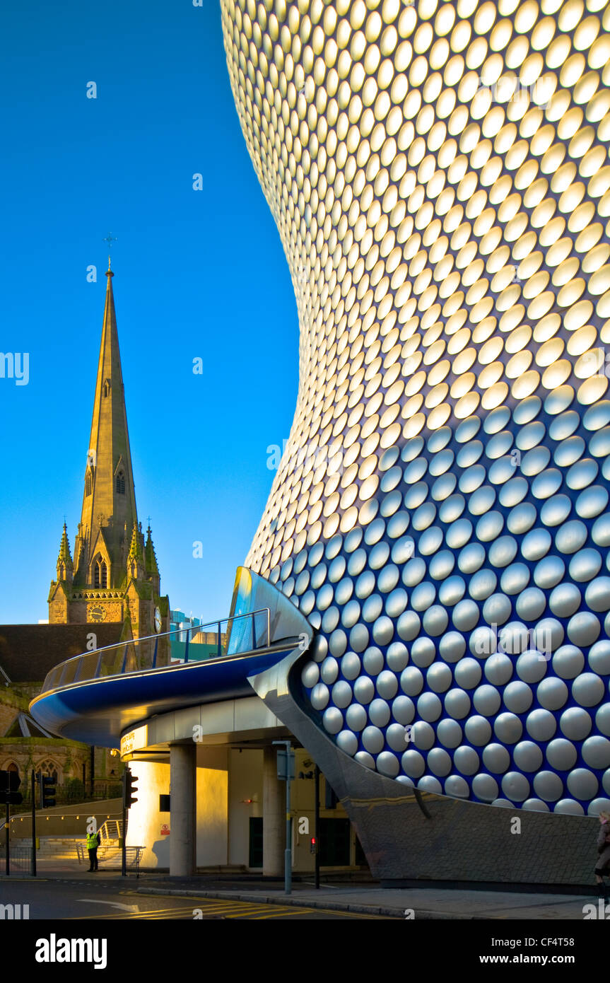 Le disque d'aluminium extérieur recouvert de Selfridges magasin emblématique à l'Arène et de l'église St Martin au lever du soleil. Banque D'Images