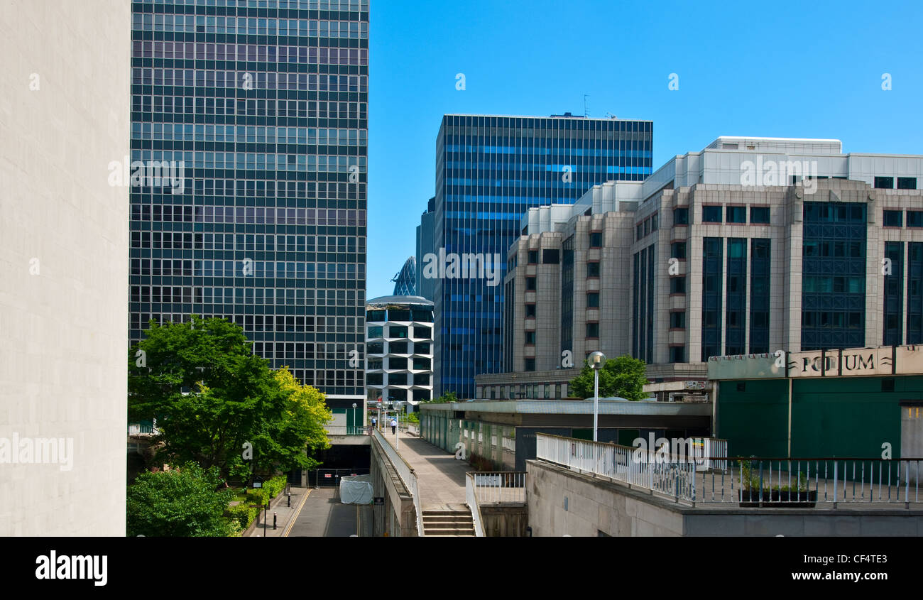 Une variété de styles architecturaux dans la ville de Londres à l'égard 30 St Mary Axe, aussi connu sous le Gherkin. Banque D'Images