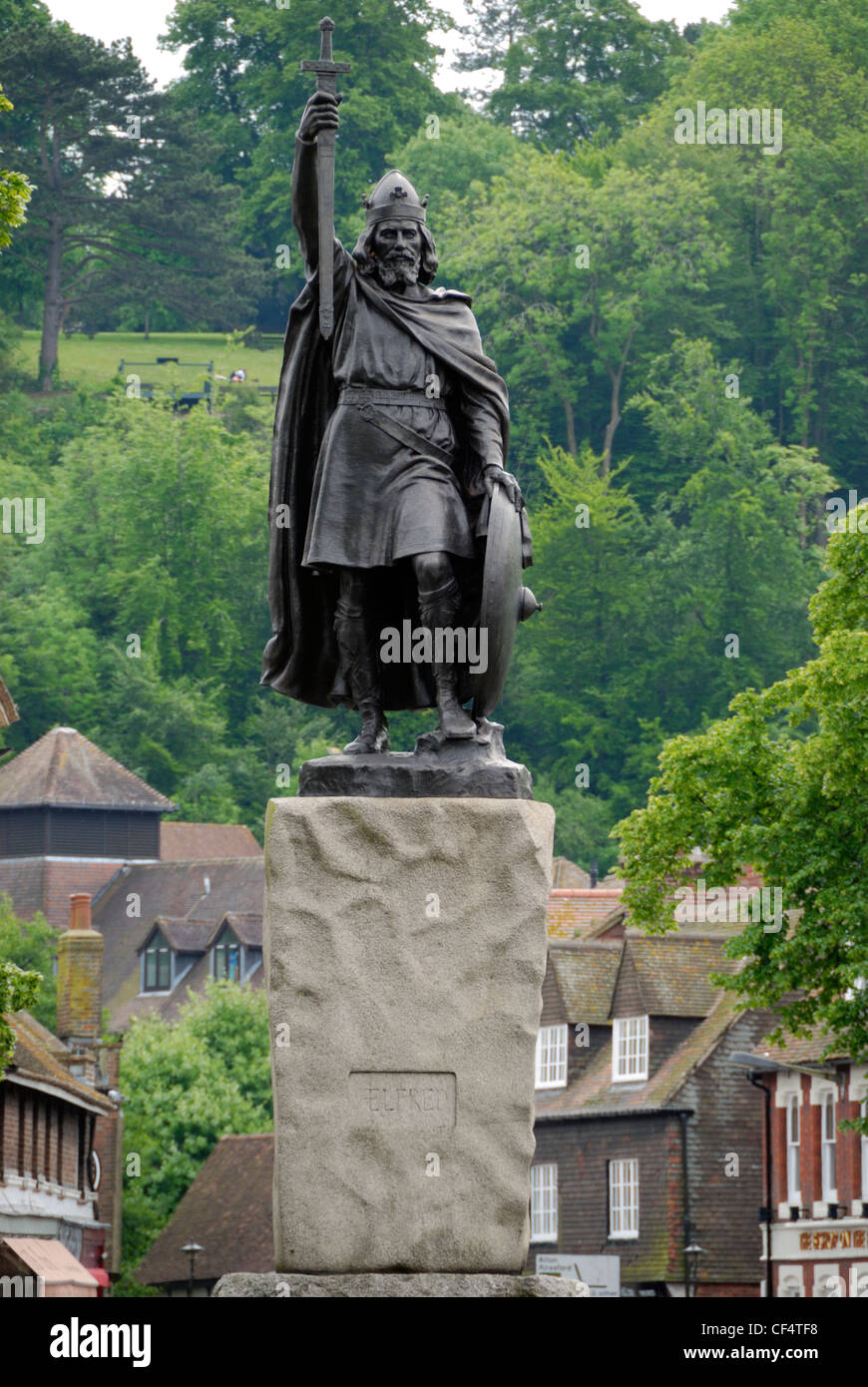 Statue du Roi Alfred le Grand dans le centre de Winchester avec St Giles Colline dans l'arrière-plan. La statue de bronze par Hamo Thor Banque D'Images