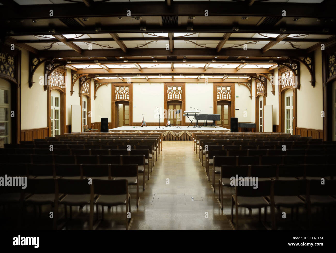 Hall avec bancs et étape avant l'exécution musicale. L'éclairage sur scène. Banque D'Images