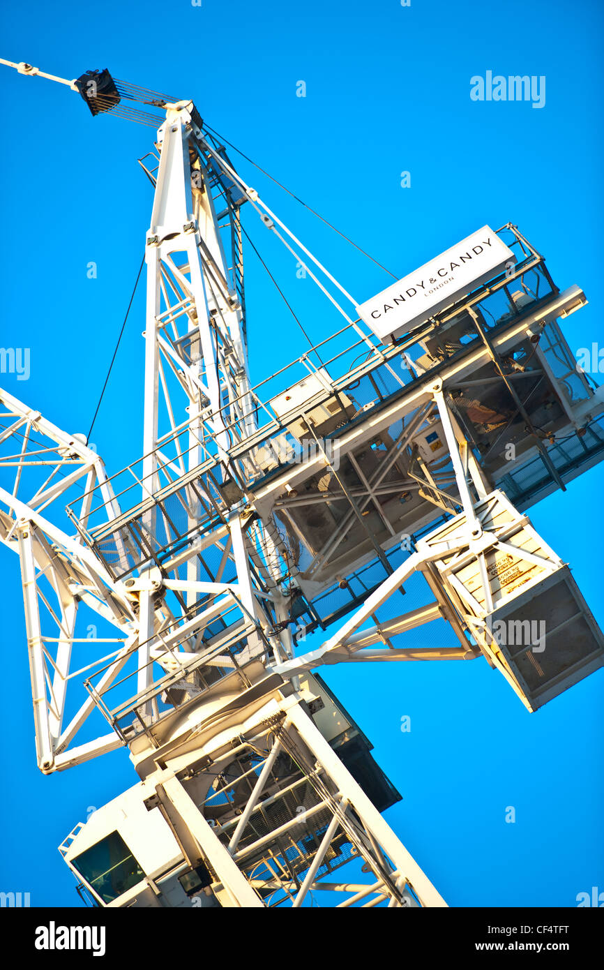 Le sommet d'une grue à tour, utilisé dans la construction d'un grand bâtiment. Banque D'Images