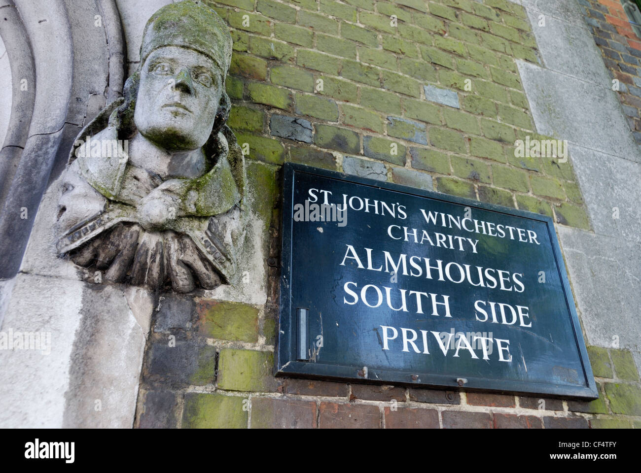 Statue et panneau à l'entrée de St John's hospices de charité de Winchester. Banque D'Images