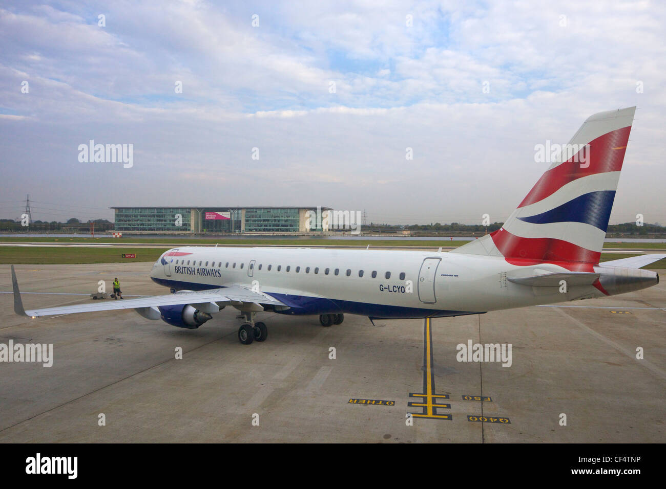 Les passagers de British Airways jet sur stand à City Airport, London, England, UK, Royaume-Uni, GO, Grande-Bretagne, Îles britanniques, Banque D'Images